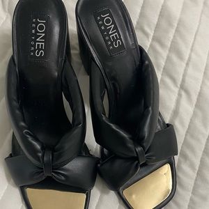 Pretty leather Jones of New York Sandals.